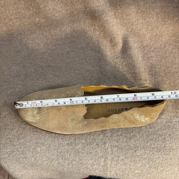 LUCKY BRAND Sz 8 (estimated) Brash Gold Loafers Scallop Detail Slip On Shoes - Picture 8 of 9